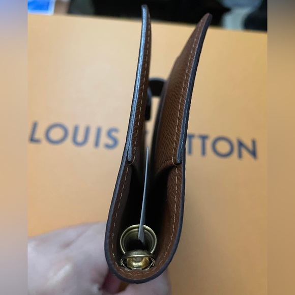 ♥️Sold♥️LV SMALL RING AGENDA COVER
in Monogram♥️ - Picture 4 of 13